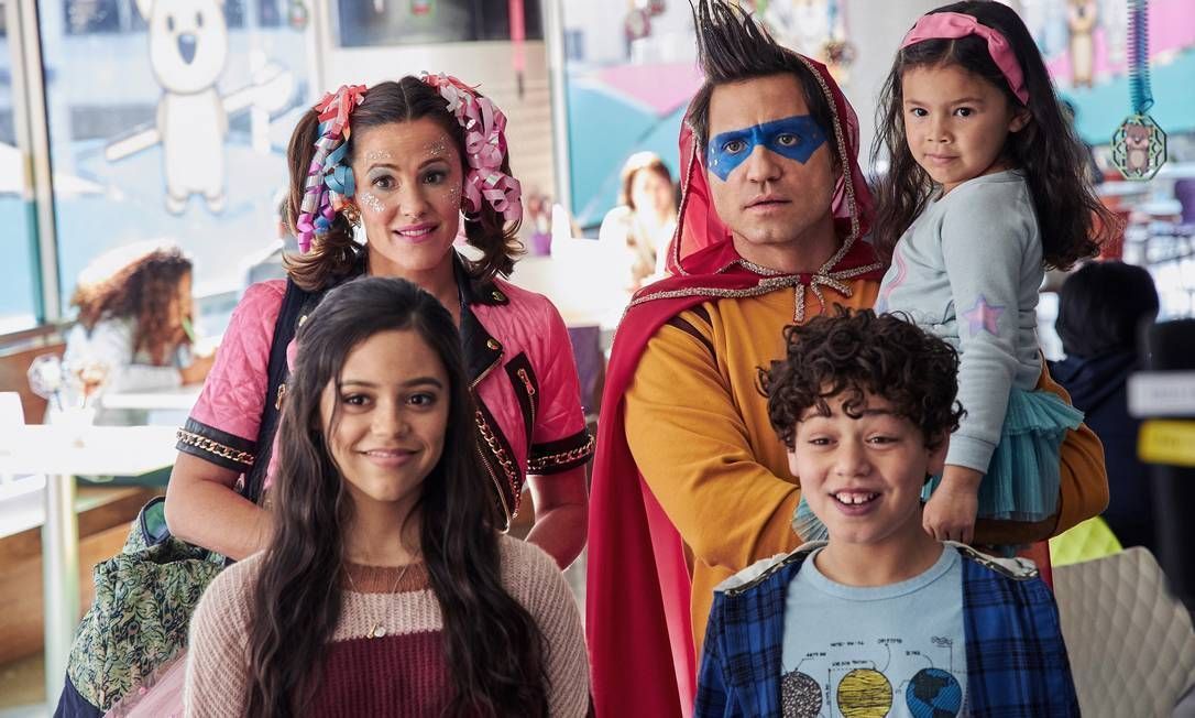 Jenna Ortega se une à Jennifer Garner na comédia "Dia do Sim" • Reprodução/Netflix