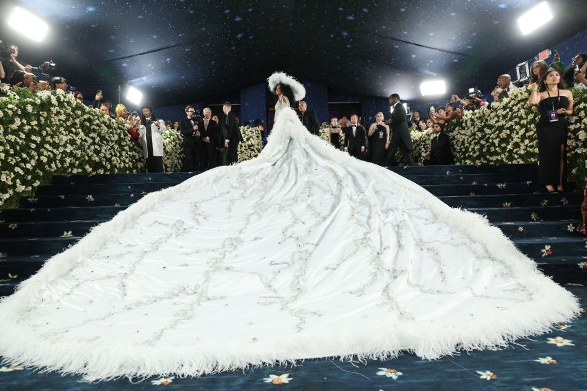Diana Ross utilizou vestido branco com uma capa "quilométrica" para Met Gala 2025 • Kevin Mazur/MG25/Kevin Mazur/Getty Images for The Met Museum/Vogue