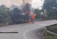 Motorista morre carbonizado após caminhão tombar na Rodovia Anchieta