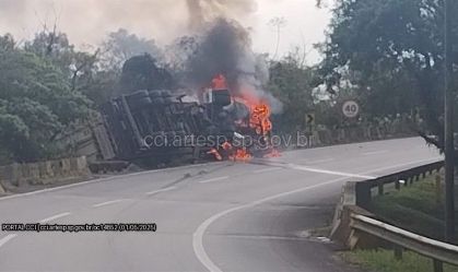 Motorista morre carbonizado após caminhão tombar na Rodovia Anchieta
