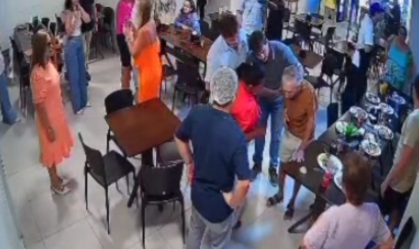 Vídeo: Policial salva idoso que engasgou durante almoço de Dia das Mães