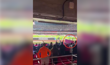 Veja momento em que placa de ferro cai na cabeça de torcedor no Morumbis
