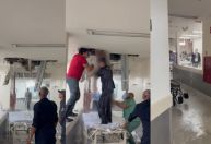 Vídeo: Paciente nu invade teto de hospital e quebra canos em SP