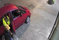 Vídeo: dupla furta prédio e enche carro com itens na zona leste de SP
