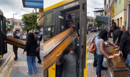 Grupo leva caixão em ônibus e gera polêmica em Minas Gerais