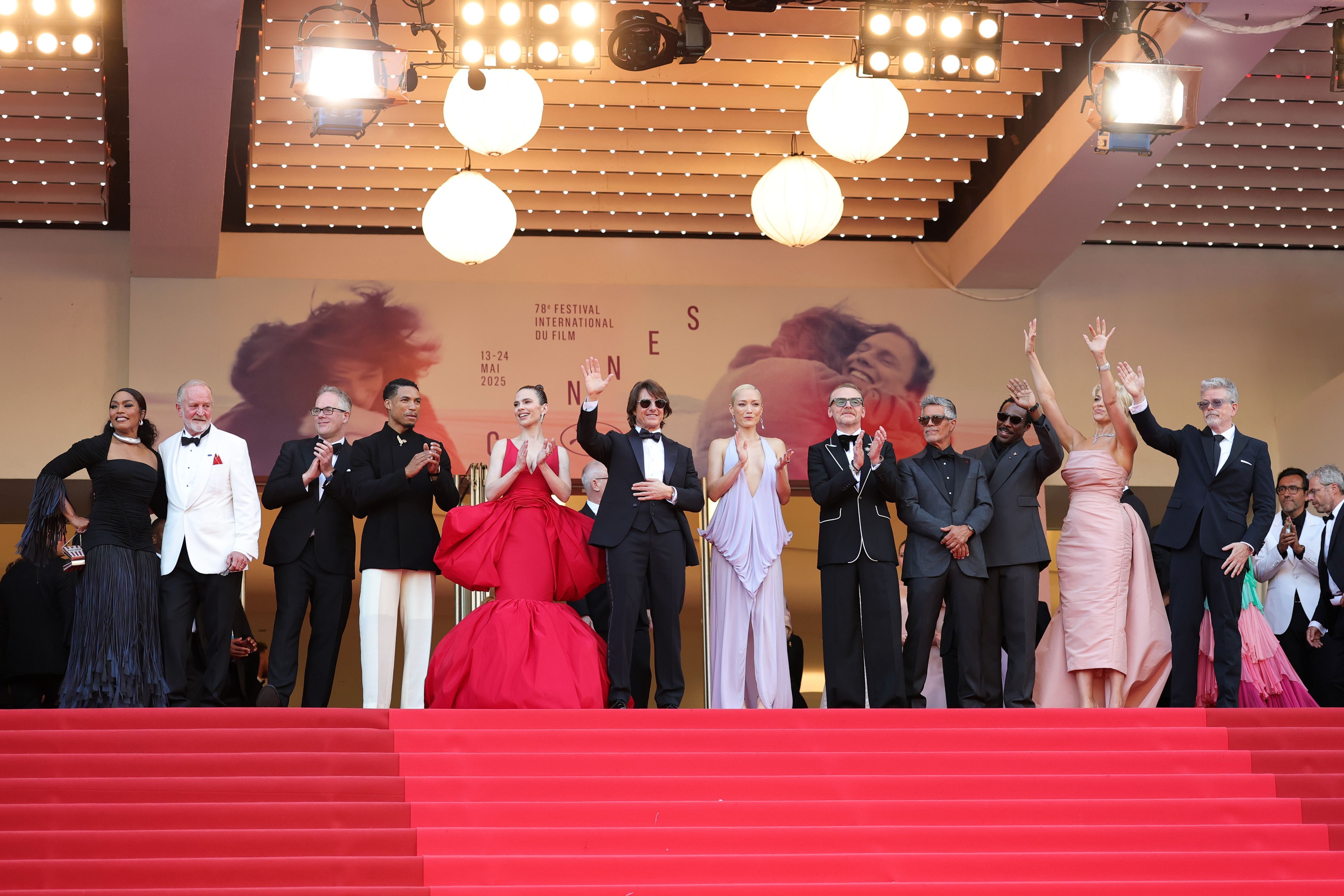 Angela Bassett, Erik Jendresen, Eddie Hamilton, Greg Tarzan Davis, Hayley Atwell, Tom Cruise, Pom Klementieff, Simon Pegg, Esai Morales, Tramell Tillman, Hannah Waddingham e Christopher McQuarrie no tapete vermelho do Festival de Cannes • Monica Schipper/Getty Images