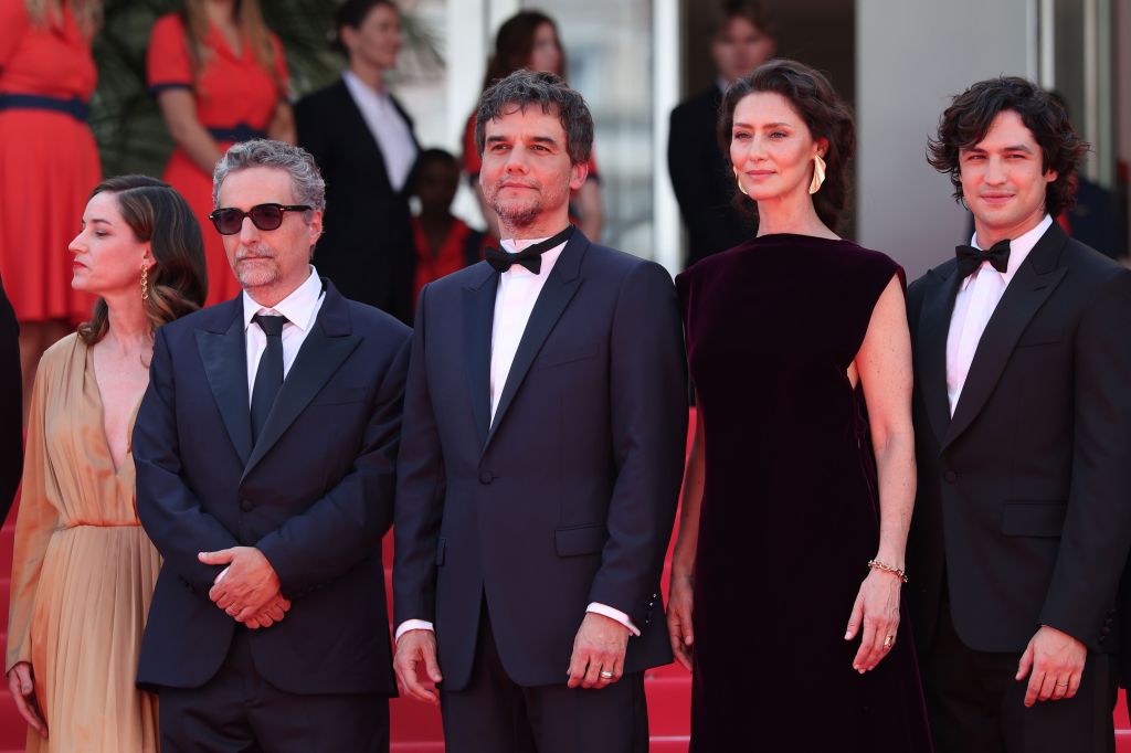 Emilie Lesclaux, Kleber Mendonça Filho, Wagner Moura, Maria Fernanda Cândido e Gabriel Leone no tapete vermelho de "O Agente Secreto" no Festival de Cannes