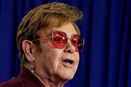 Elton John discursa durante a cerimônia de inauguração do Centro de Visitantes do Monumento Nacional de Stonewall