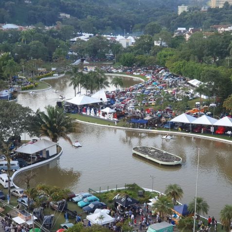 Encontro reúne diversas pessoas apaixonadas por carros clássicos • Fabricio Junqueira/Divulgação