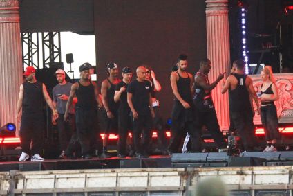 Dançarino da Lady Gaga ensaia no palco em Copacabana