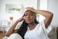 Entenda como menopausa pode aliviar crises de enxaqueca em algumas mulheres