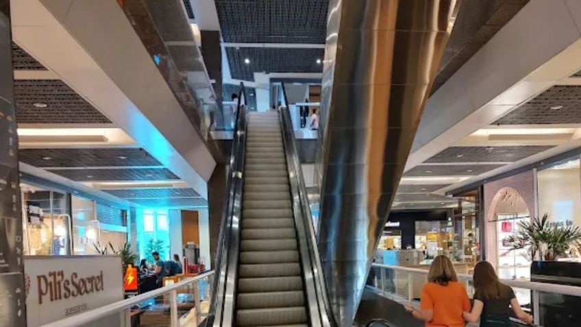 Escadas rolantes do Rio Design Barra, onde ficava o escritório de Teo de "A Viagem", hoje em dia • Marcio da Rosa/Google