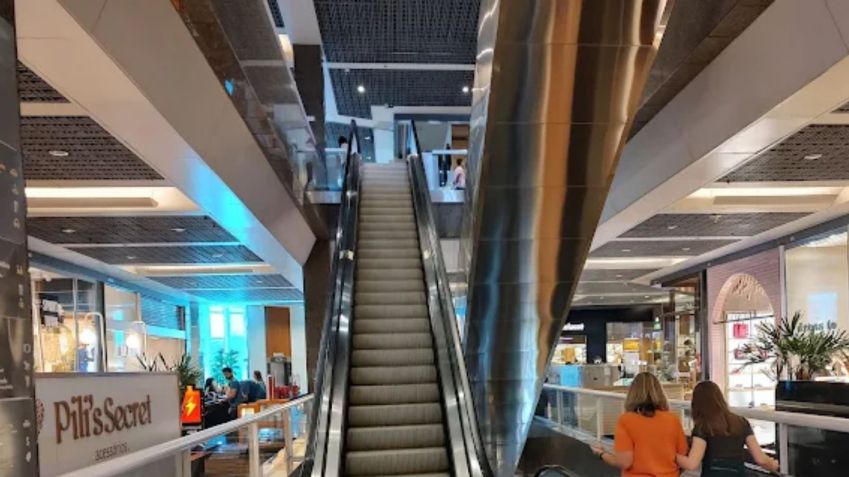 Escadas rolantes do Rio Design Barra, onde ficava o escritório de Teo de "A Viagem", hoje em dia • Marcio da Rosa/Google
