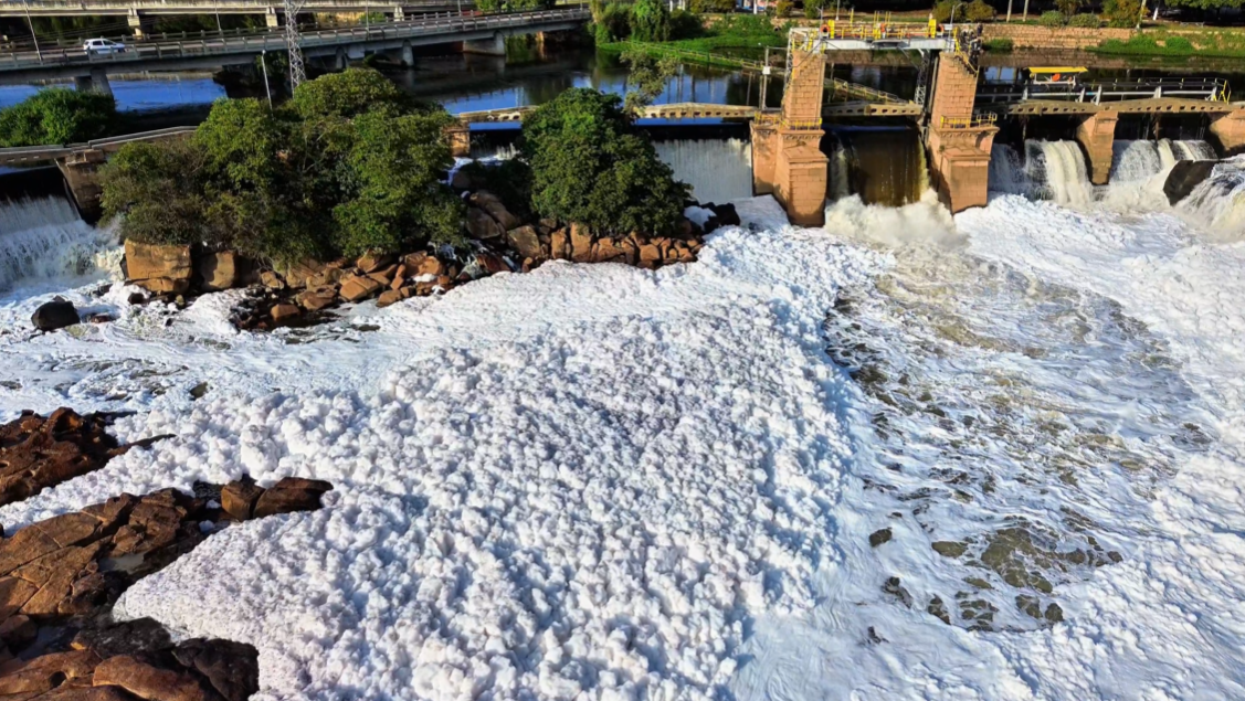 Vídeo: Espuma branca cobre parte do Rio Tietê no interior de SP