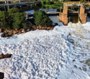Vídeo: espuma branca cobre parte do Rio Tietê no interior de SP