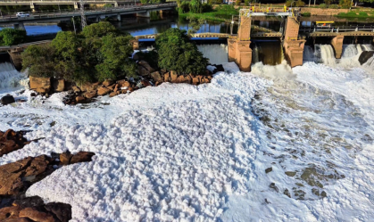Vídeo: espuma branca cobre parte do Rio Tietê no interior de SP