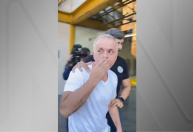 Vídeo: médico debocha com "beijinho" após prisão por morte de paciente