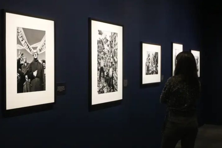 São Paulo - Mostra 50 anos da Revolução dos Cravos em Portugal, as primeiras fotografias de Sebastião Salgado • Rovena Rosa/Agência Brasil
