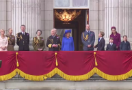 Família real assiste ao desfile que comemora fim da Segunda Guerra