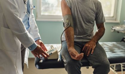 Controlar riscos cardíacos aos 50 anos prolonga a vida em uma década