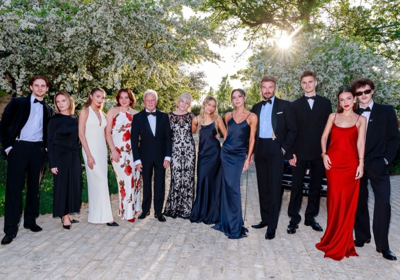 Victoria Beckham também publicou nas redes sociais fotos da festa de 50 anos do marido.