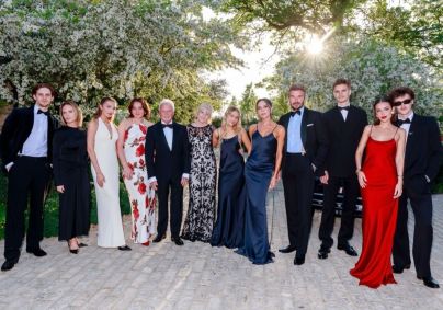 Victoria Beckham também publicou nas redes sociais fotos da festa de 50 anos do marido.