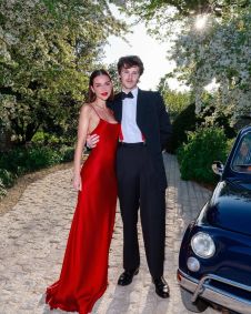 Nas fotos, a brasileira aparece posando ao lado do namorado usando um vestido vermelho