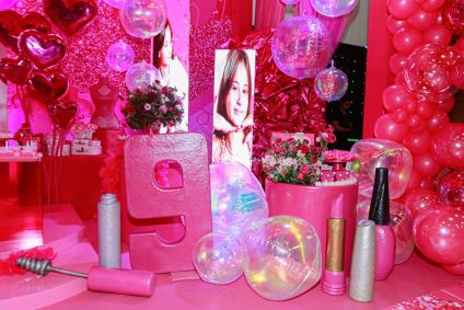 Deolane Bezerra comemorou o aniversário de nove anos da filha com o tema &quot;pink party&quot;
