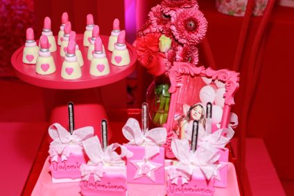 Deolane Bezerra comemorou o aniversário de nove anos da filha com o tema &quot;pink party&quot;