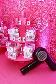Deolane Bezerra comemorou o aniversário de nove anos da filha com o tema &quot;pink party&quot;