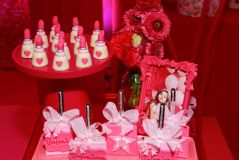 Deolane Bezerra comemorou o aniversário de nove anos da filha com o tema &quot;pink party&quot;