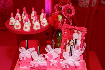 Deolane Bezerra comemorou o aniversário de nove anos da filha com o tema &quot;pink party&quot;