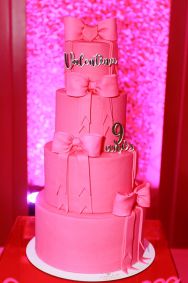 Deolane Bezerra comemorou o aniversário de nove anos da filha com o tema &quot;pink party&quot;