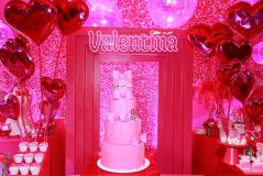 Deolane Bezerra comemorou o aniversário de nove anos da filha com o tema &quot;pink party&quot;