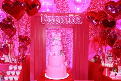 Deolane Bezerra comemorou o aniversário de nove anos da filha com o tema &quot;pink party&quot;