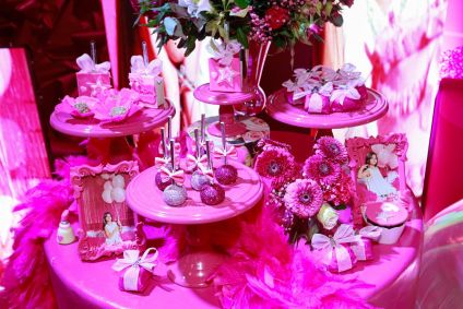 Deolane Bezerra comemorou o aniversário de nove anos da filha com o tema &quot;pink party&quot;