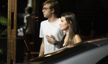 Filho de Angélica e Luciano Huck passeia com a namorada em carro de luxo
