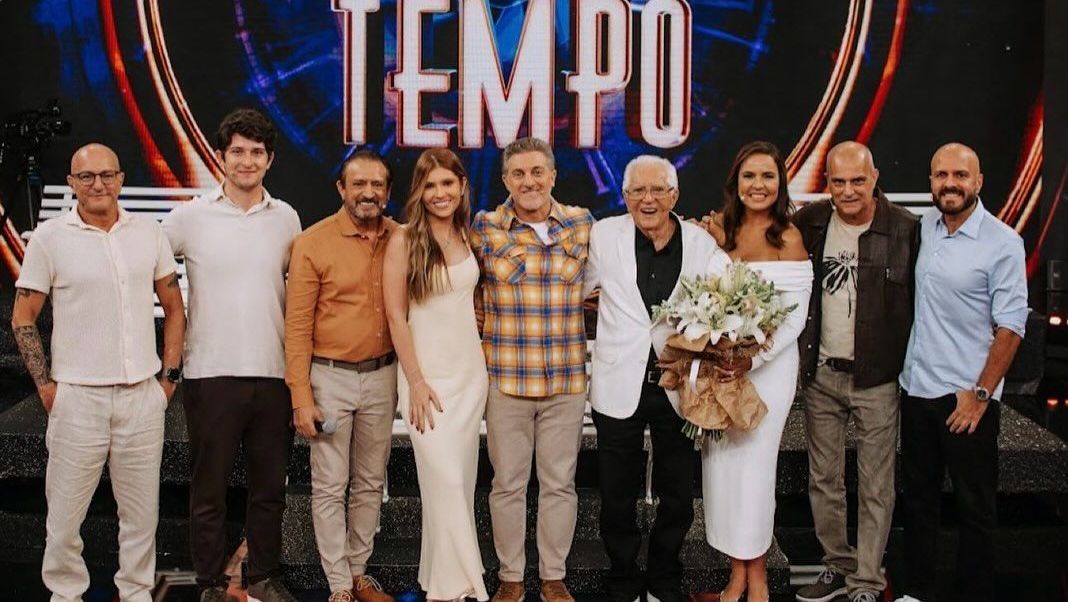 Carlos Alberto de Nóbrega foi homenageado pelos seis filhos no Domingão do Huck, da TV Globo