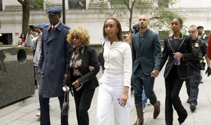 Janice Combs, Chance Combs, Quincy Brown e Jessie Combs deixam tribunal onde acontece o julgamento de Sean “Diddy” Combs, em Nova York