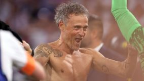 Luis Enrique, técnico do PSG, tira a camisa na comemoração do título da Champions League