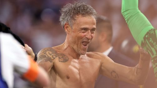 Luis Enrique, técnico do PSG, tira a camisa na comemoração do título da Champions League