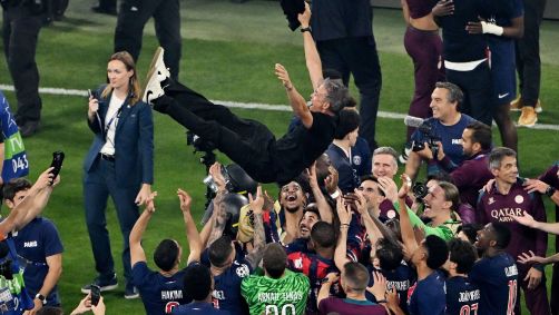 Jogadores do PSG jogam com o técnico Luis Enrique para cima após o título da Champions League