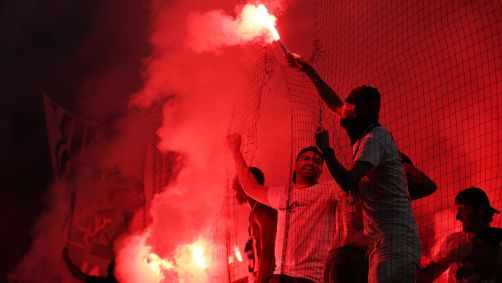 Torcedores do PSG acendem sinalizadores na Allianz Arena durante a final da Champions League