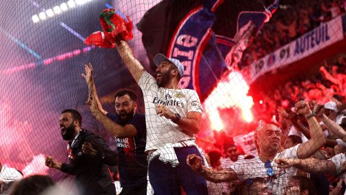 Torcedores do PSG acendem sinalizadores na Allianz Arena durante a final da Champions League