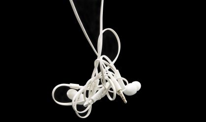 Entenda como evitar que o fio do fone de ouvido vire um emaranhado