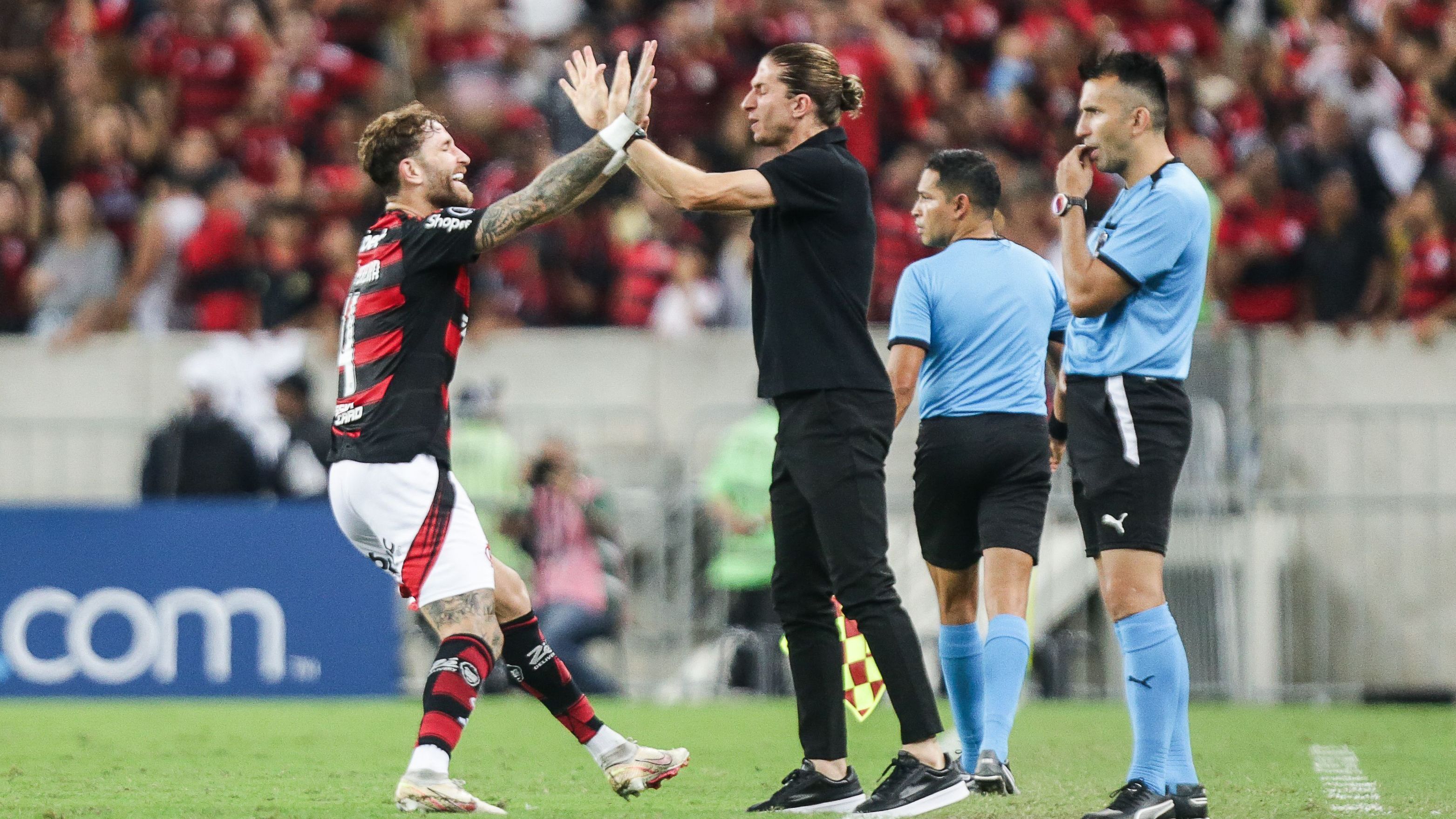 Léo Pereira comemora com Filipe Luís gol que garantiu a classificação do Flamengo às oitavas da Libertadores