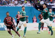 Flamengo vence Palmeiras e encosta na liderança do Brasileirão