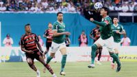 Flamengo vence Palmeiras e encosta na liderança do Brasileirão