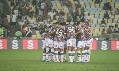 Jogadores do Fluminense se cumprimentam antes do clássico com Vasco