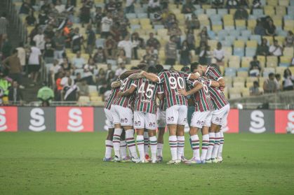 Jogadores do Fluminense se cumprimentam antes do clássico com Vasco